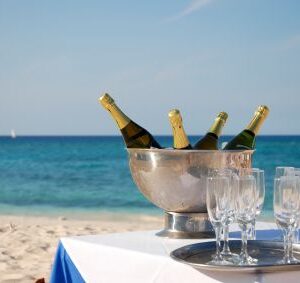 Comemorar nosso casamento com champanhe no mar